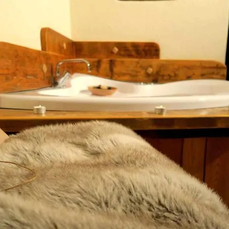 Romantica Con Vasca Idromassaggio 펜션 아오스타